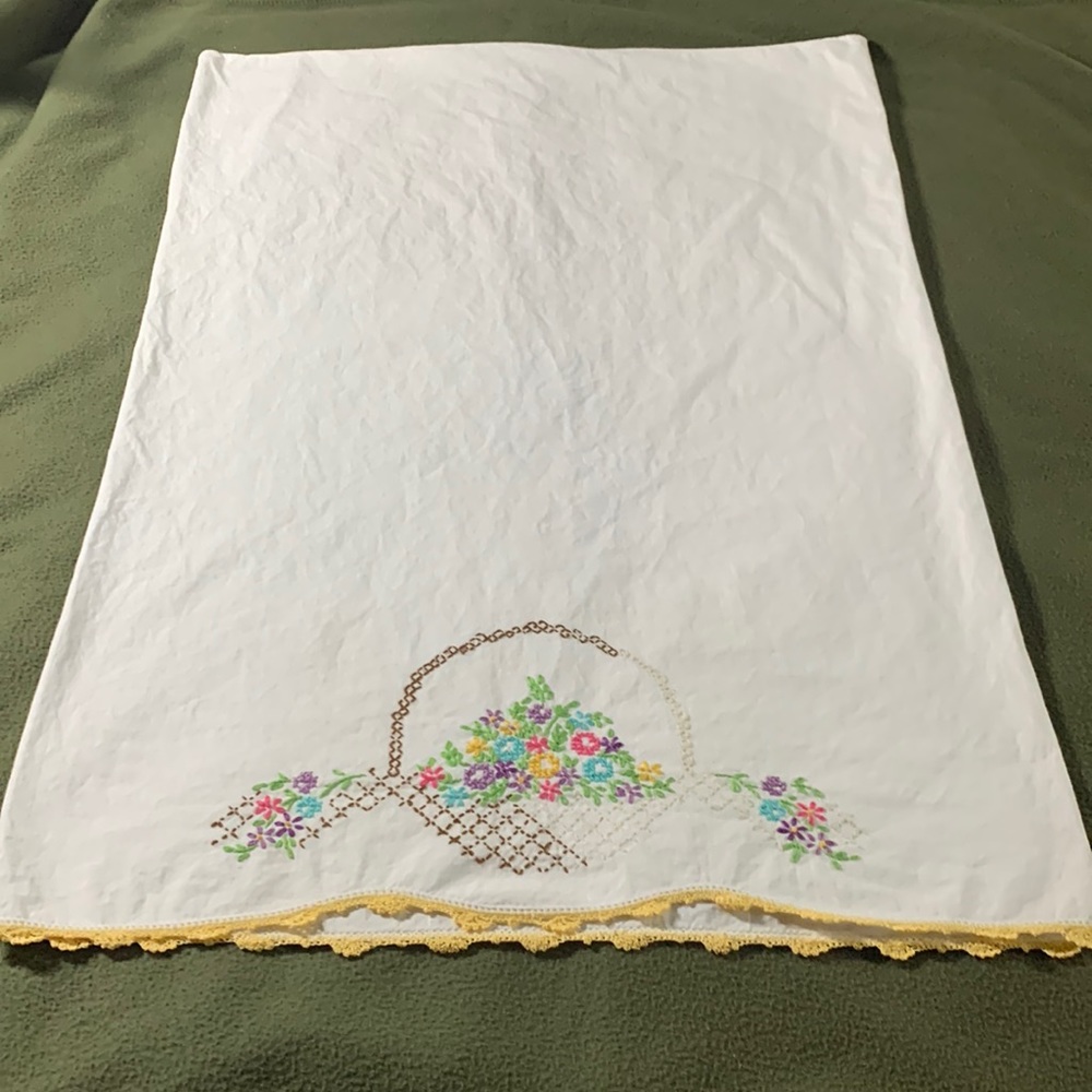 Vintage, embroidered pillowcase. Beautiful flowers in basket. Standard size. - Picture 1 of 3